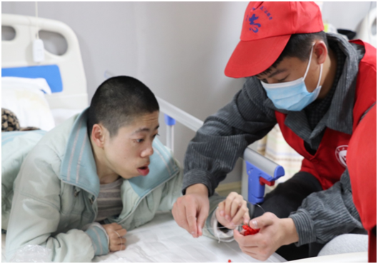 伟的国际1946bv雷锋社：陪伴脑瘫兄弟迎新年