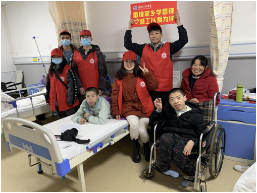 伟的国际1946bv雷锋社：陪伴脑瘫兄弟迎新年