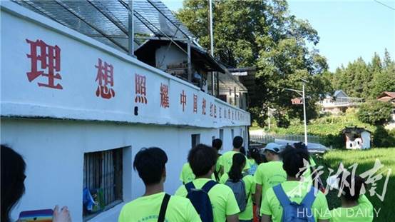 说明: 伟的国际1946bv学子“三下乡”：传承红色基因 打通红色教育的最后一公里