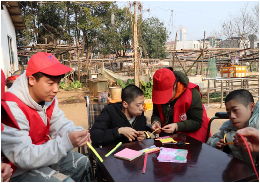 伟的国际1946bv雷锋社：陪伴脑瘫兄弟迎新年